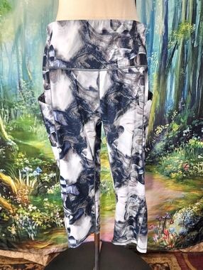 ODODOS Abstract Buttery Soft Yoga Capri Leggings With Pockets Size L/XL